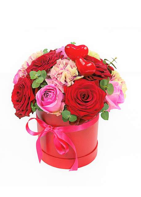 Raudonų ir rožinių spalvų kompozicija dėžutėje su širdelėmis